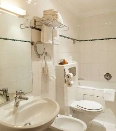 Du Palais Bourbon Hotel 3*